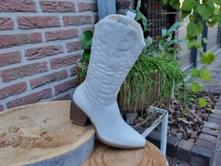 AMY BOOTS WHITE